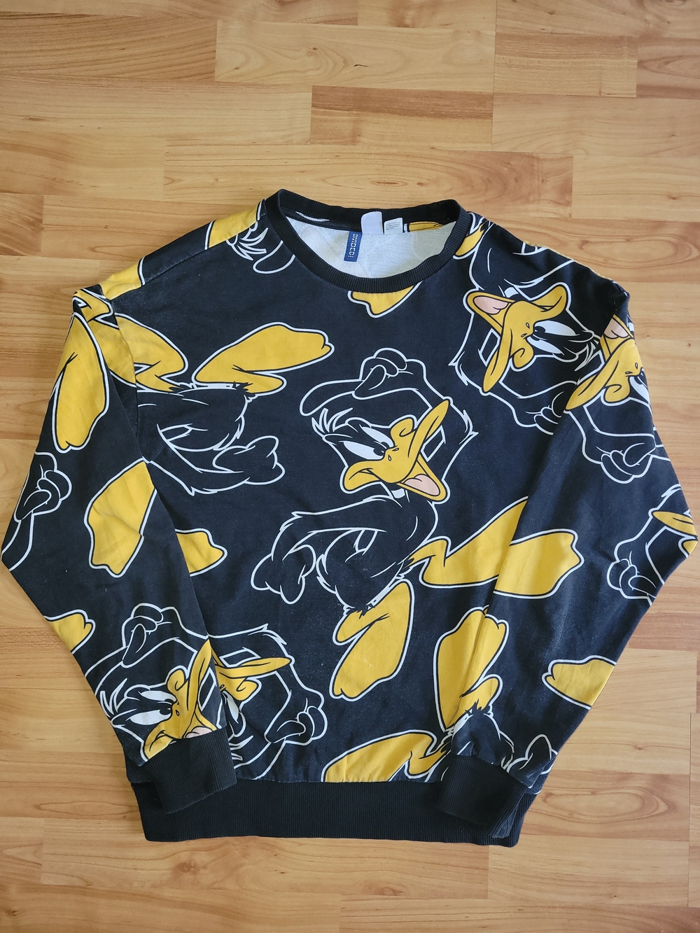 Looney Tunes Daffy Duck AOP Graphic Retro Faded Black Crewneck Sweatshirt, S/Med